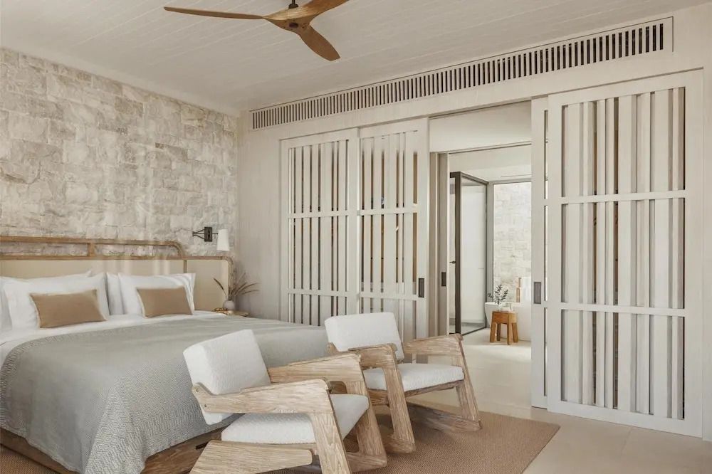 Elegantes Schlafzimmer mit Holzdetails und natürlicher Beleuchtung