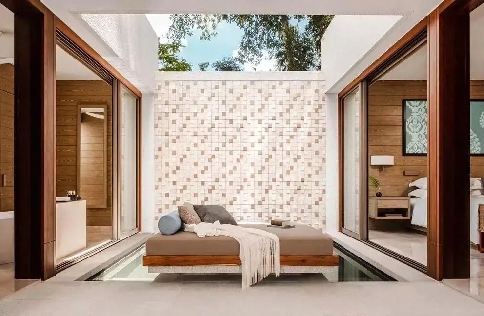 Luxuriöser Innenhof mit einem Bett und natürlichem Licht