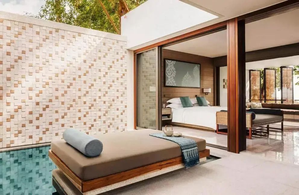 Private Terrasse der Junior-Suite mit Tagesbett und modernem Design