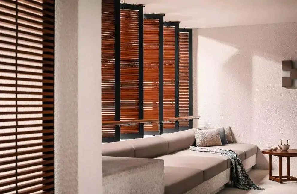 Loungebereich mit modernen Holzjalousien und gemütlichen Sitzgelegenheiten