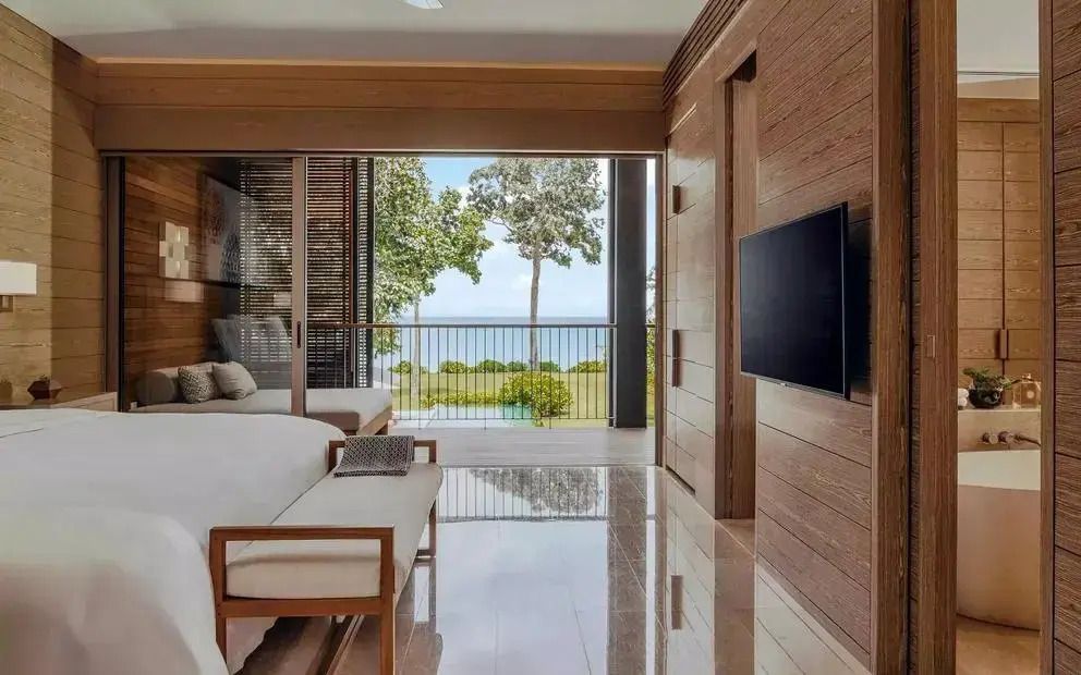Moderne Suite mit Balkon und Meerblick im Hotel Desaru Coast