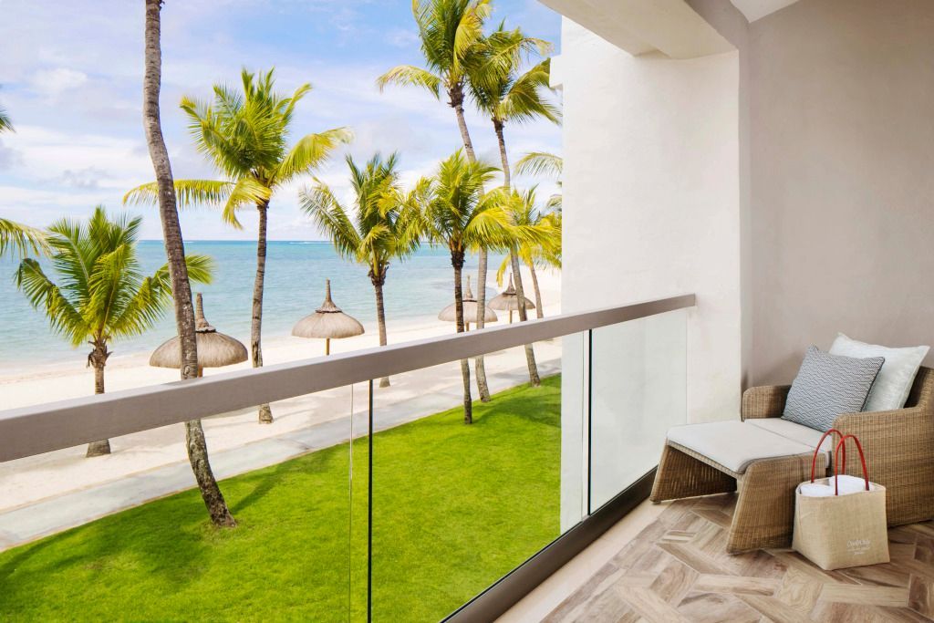 Balkon mit Meerblick und Palmen im Hintergrund