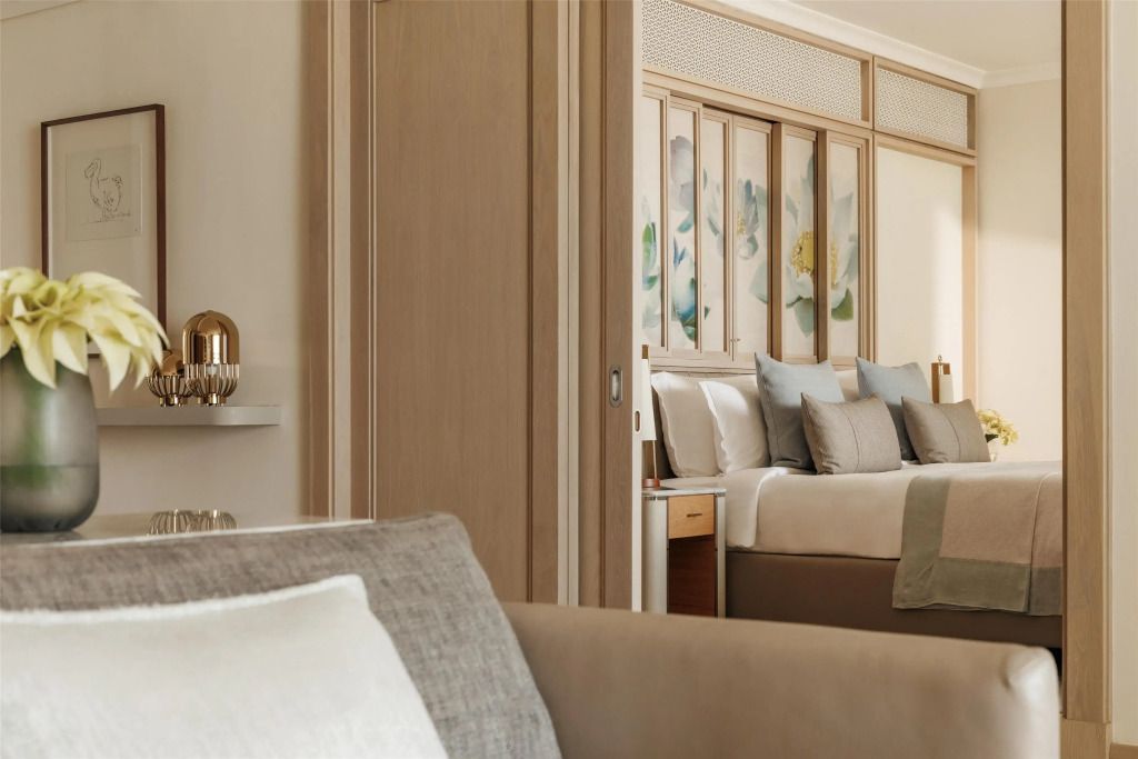 Luxuriös eingerichtetes Schlafzimmer in der Beach Front Suite des Hotels.