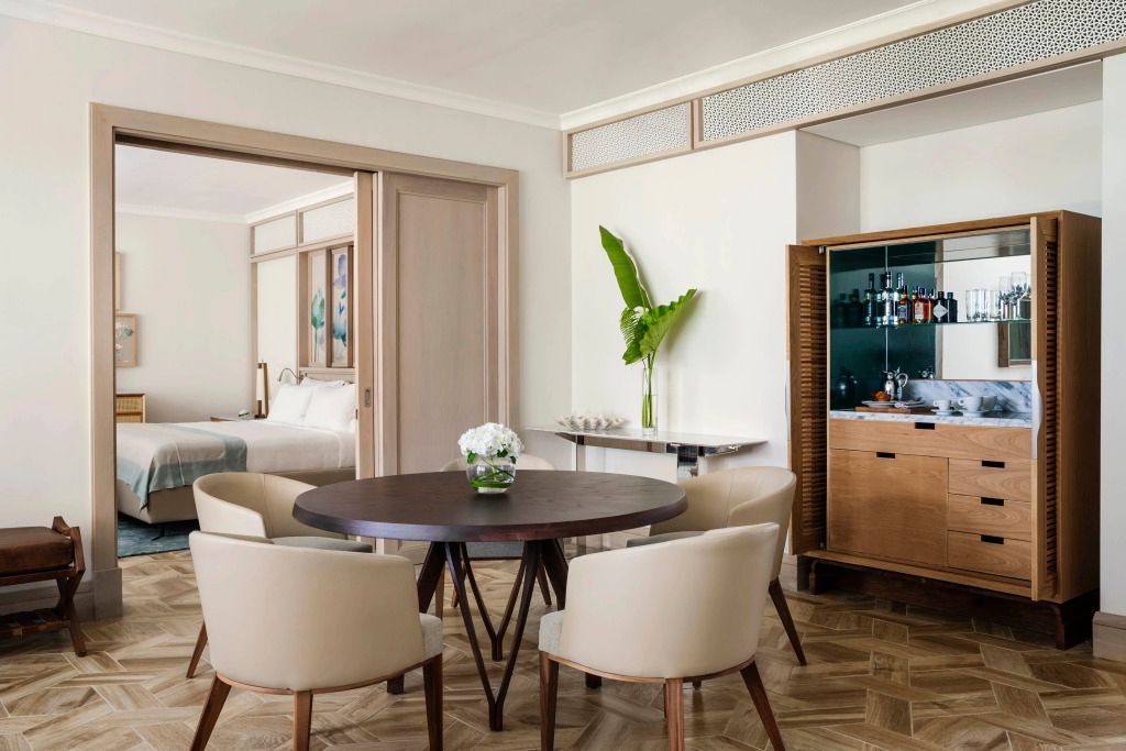 Elegantes Wohnzimmer der Ocean Suite mit Esstisch und Sitzbereich