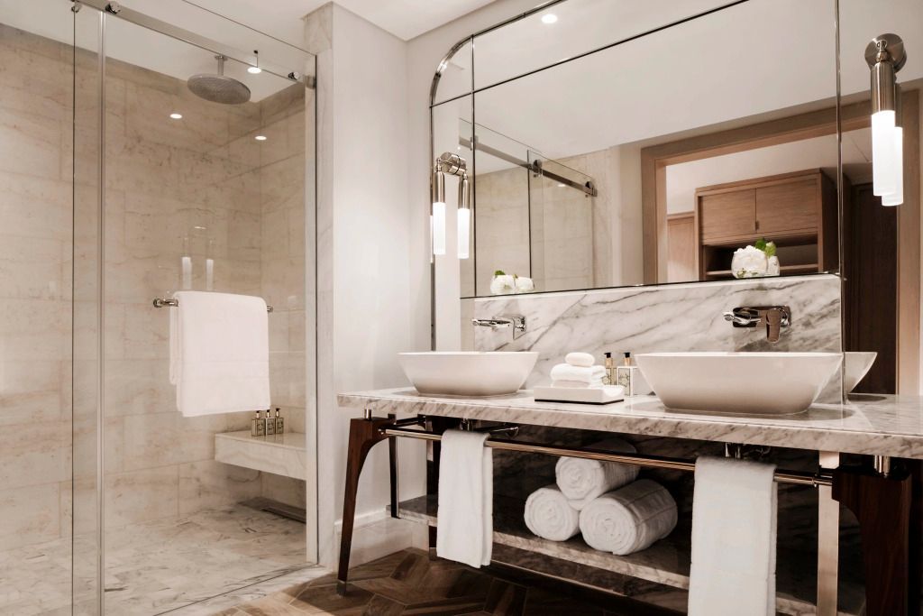 Hochwertiges Badezimmer mit Doppelwaschbecken und großer Dusche