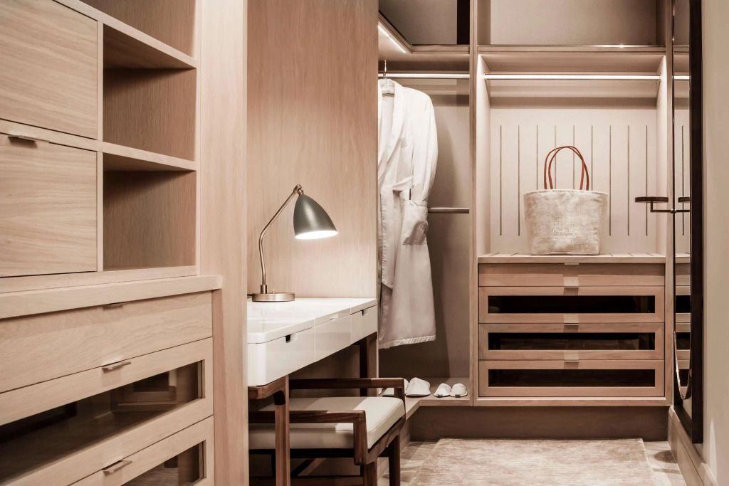 Eleganter Kleiderschrank mit Schreibtisch und Leuchte