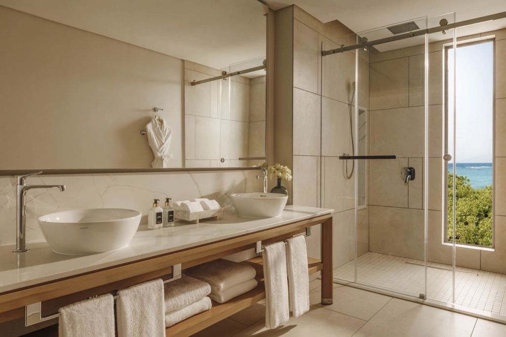 Luxuriöses Badezimmer mit moderner Dusche und Doppelwaschbecken