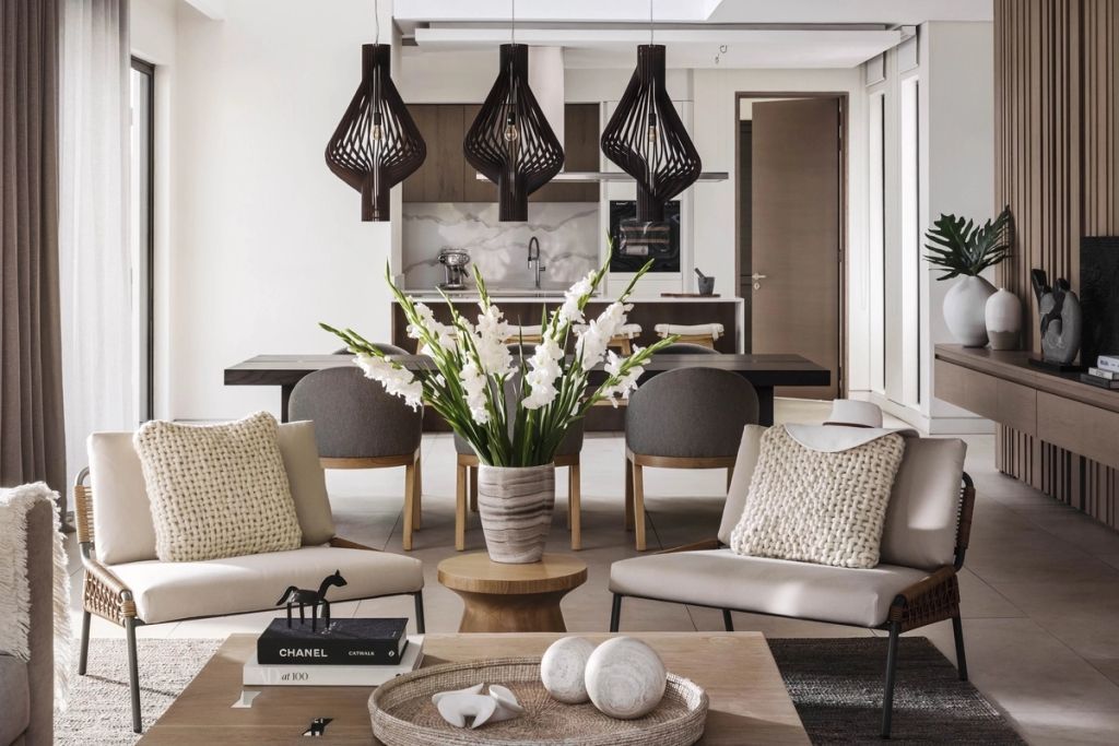 Moderne Wohnküche mit stilvollen Möbeln und eleganter Beleuchtung.