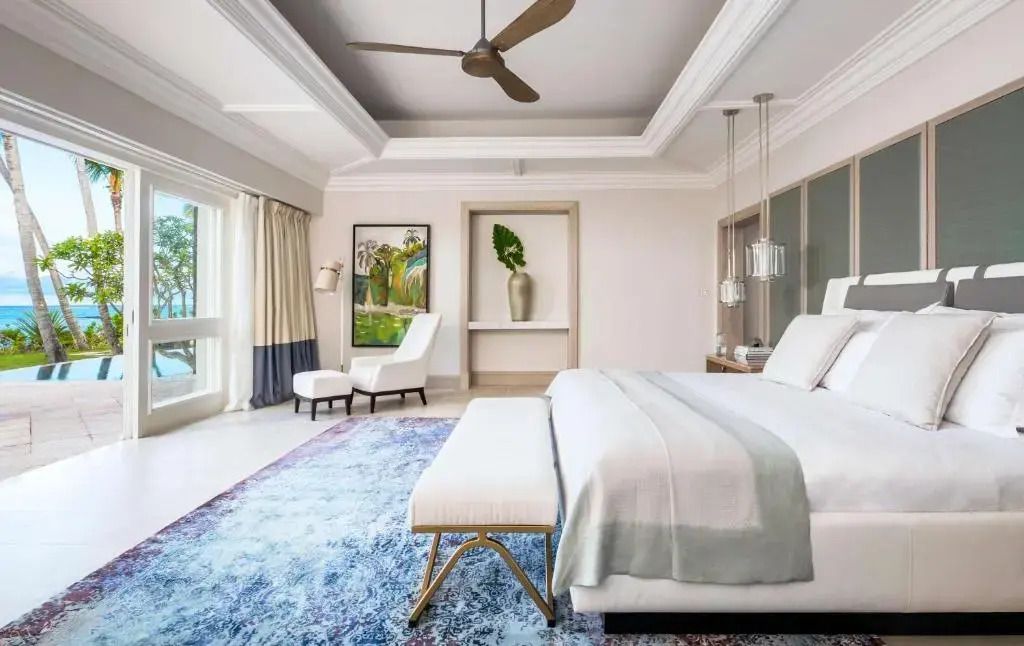 Helles Schlafzimmer mit Kingsize-Bett und elegantem Teppich in Villa One