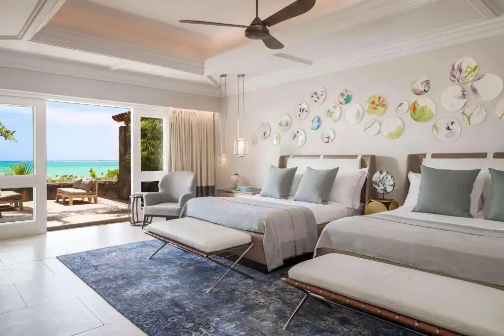Helles Zimmer mit zwei Betten und Meerblick-Terrasse in Villa One