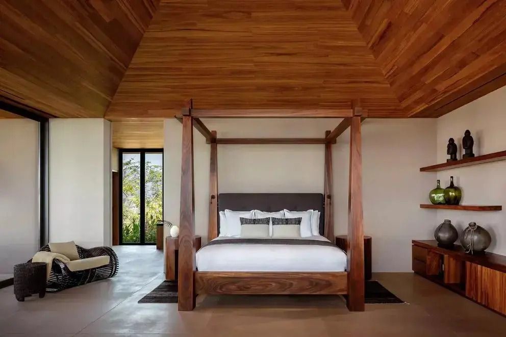 Elegantes Schlafzimmer mit Holzbalkendecke und Himmelbett
