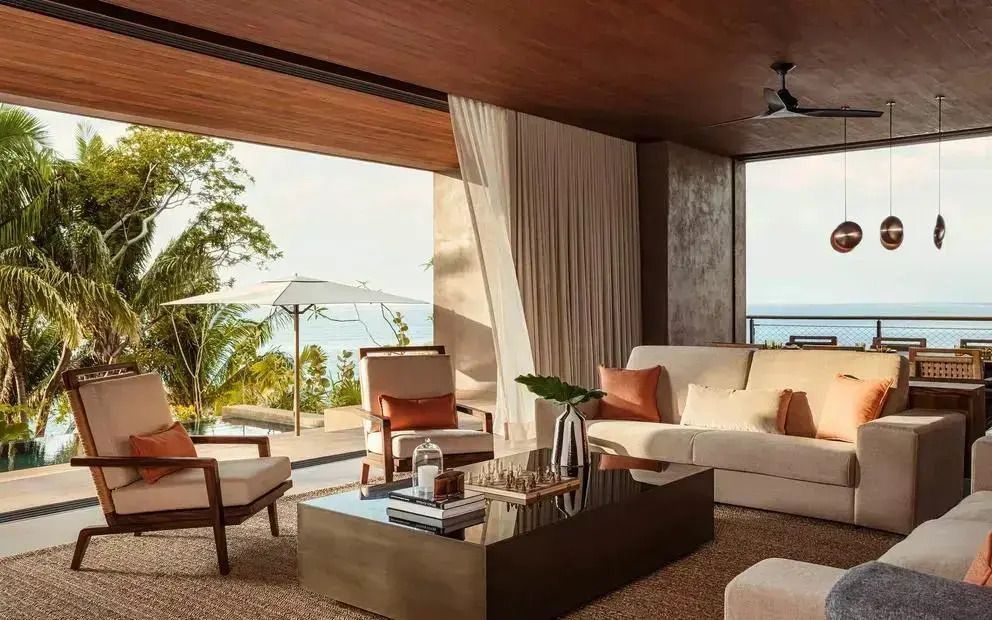 Stilvolles Wohnzimmer mit viel Tageslicht und Meerblick