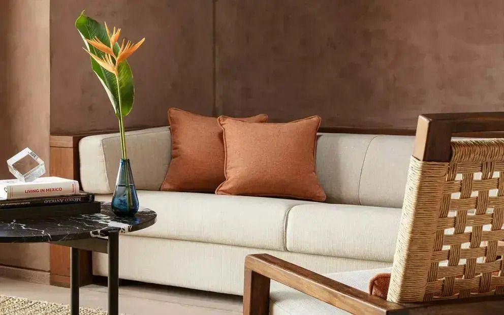 Gemütliche Sitzecke mit stilvollem Sofa und eleganter Dekoration
