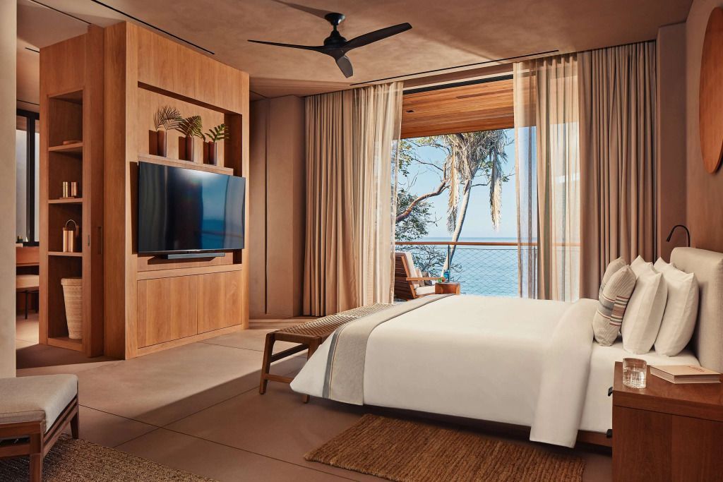 Elegantes Schlafzimmer mit Meerblick und Balkon
