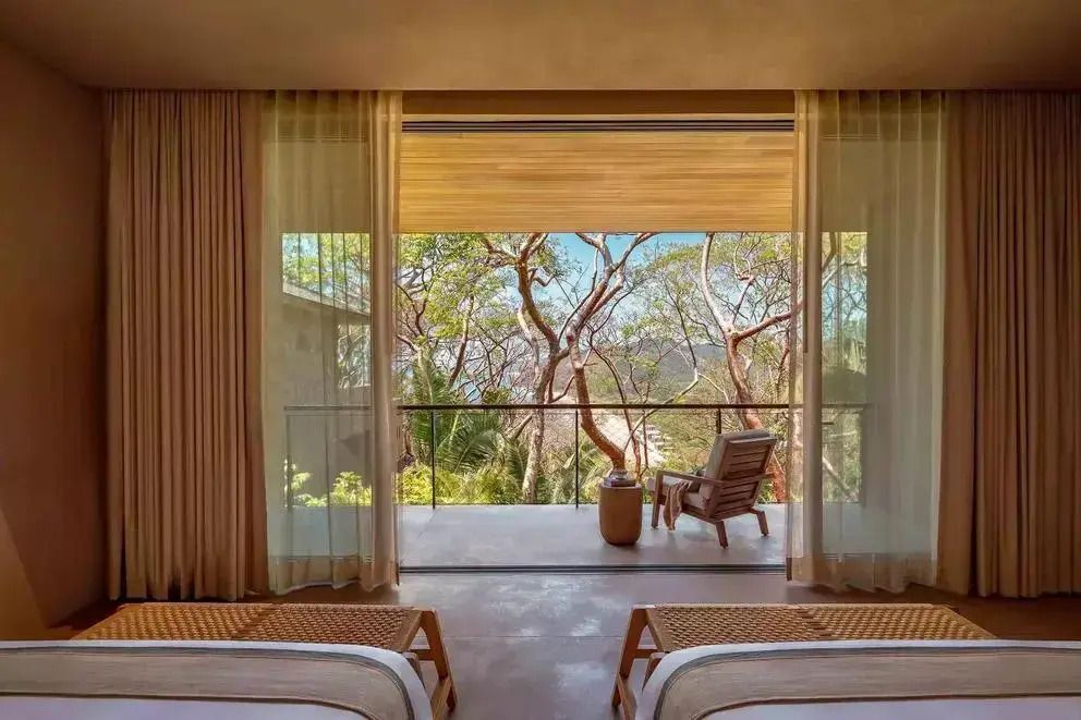 Terrasse mit Blick auf tropische Vegetation und Meer