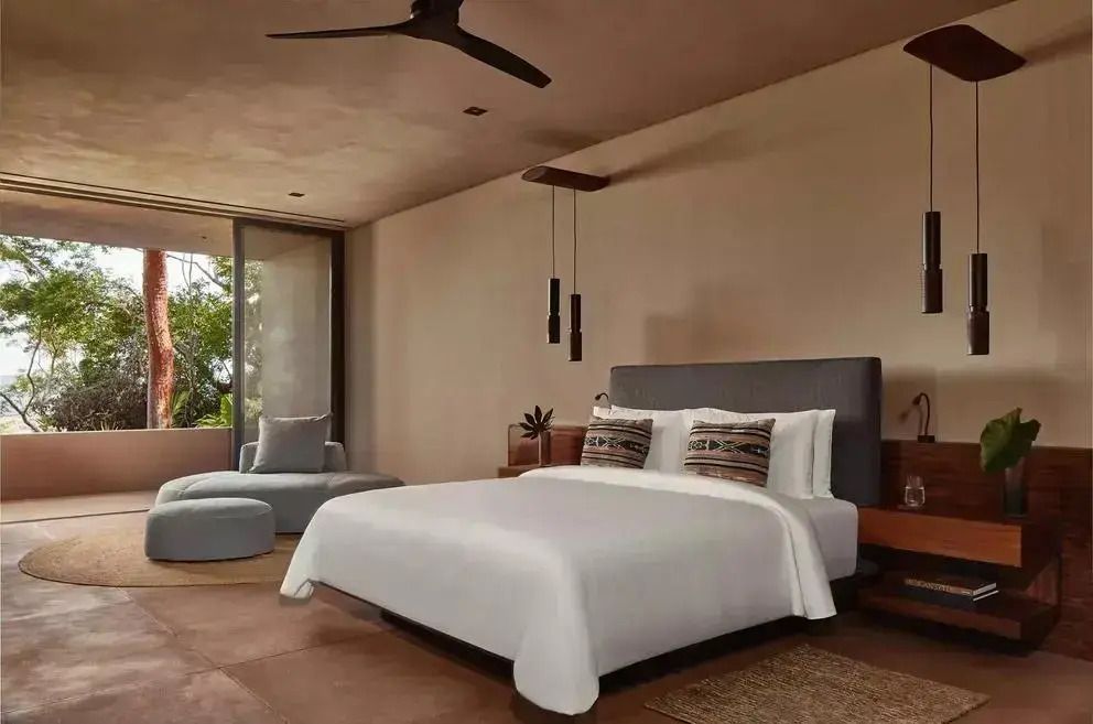 Elegantes Schlafzimmer mit großem Bett und moderner Einrichtung