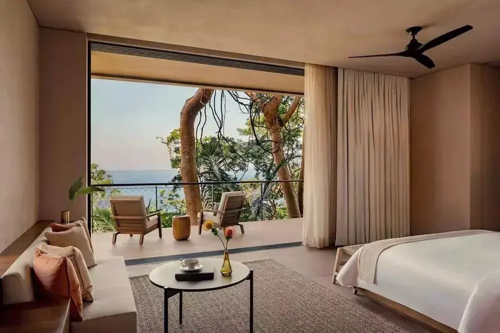 Luxuriöses Schlafzimmer mit großem Fenster und Meerblick von der Terrasse
