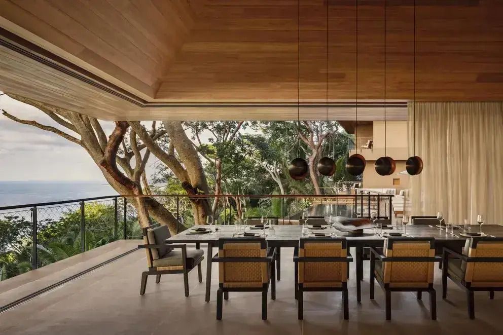 Elegantes Esszimmer mit Panoramablick auf den Wald