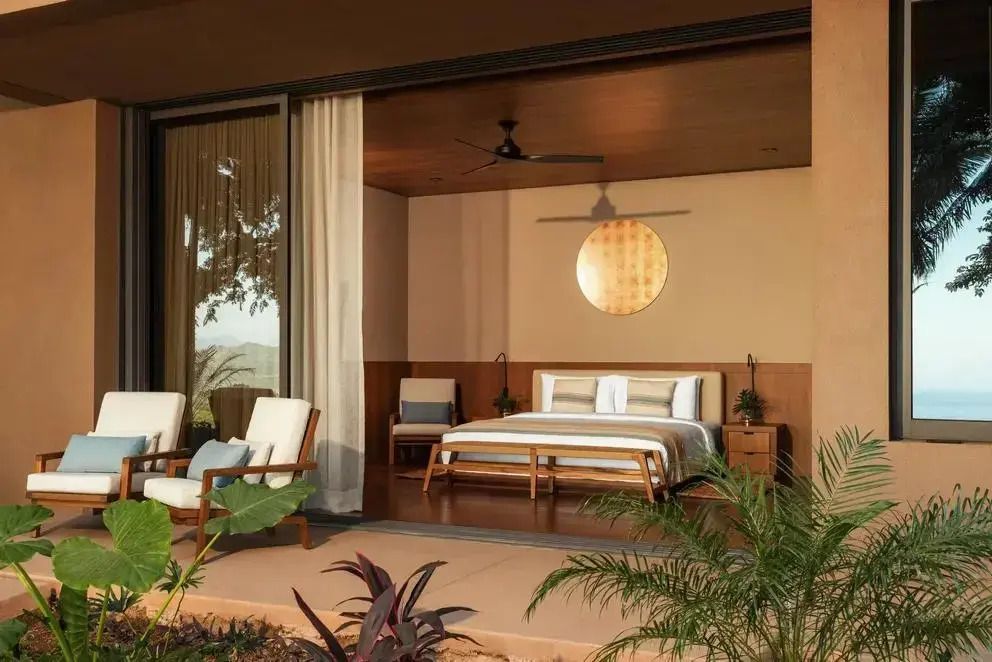 Luxuriöse Hotelsuite mit privater Terrasse und Sitzbereich