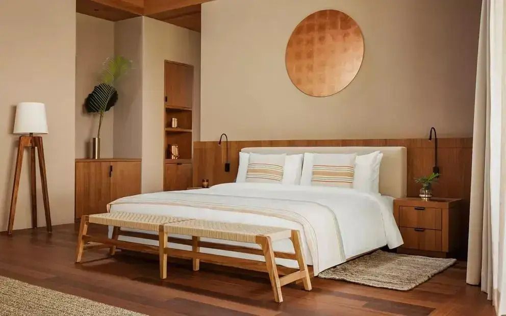 Helles Schlafzimmer mit großzügigem Doppelbett und modernen Holzakzenten