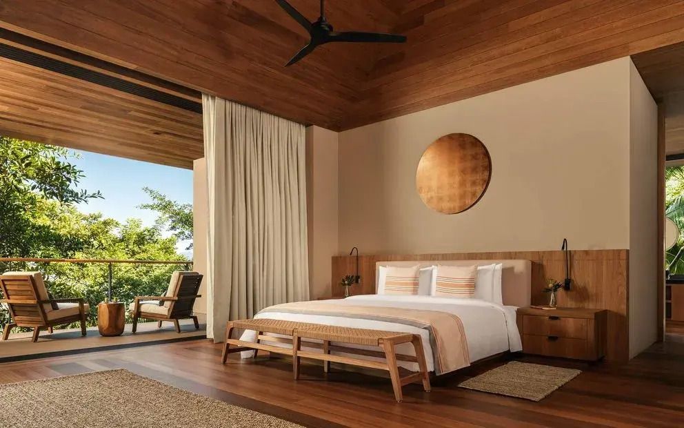 Elegantes Schlafzimmer mit Holzdecke und großem Fenster mit Blick nach draußen