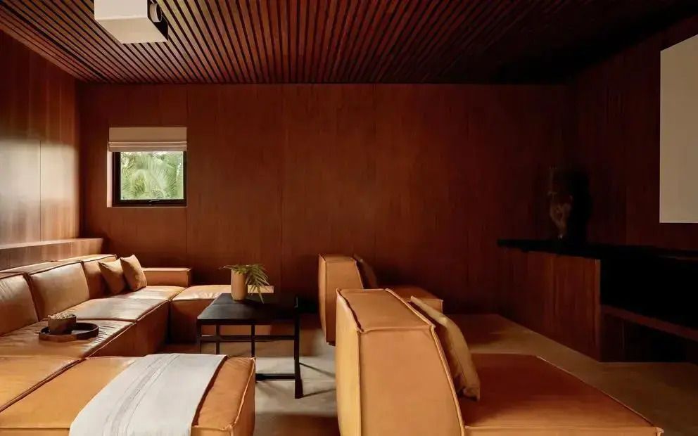 Gemütliche Lounge mit ledernen Sitzgelegenheiten und Holzakzenten