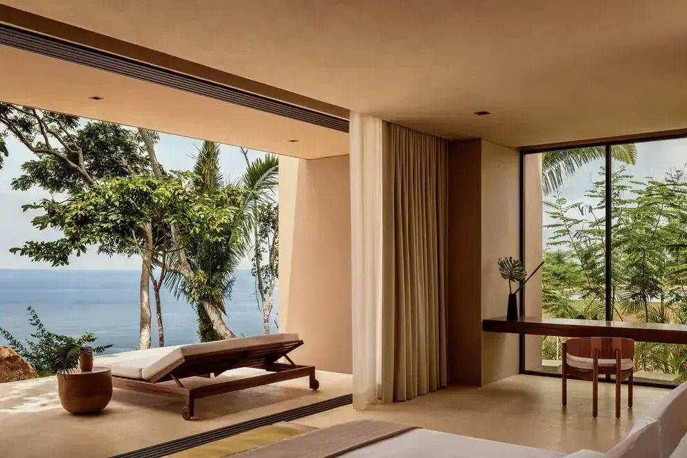 Schlafzimmer mit spektakulärer Aussicht auf das Meer und tropische Vegetation