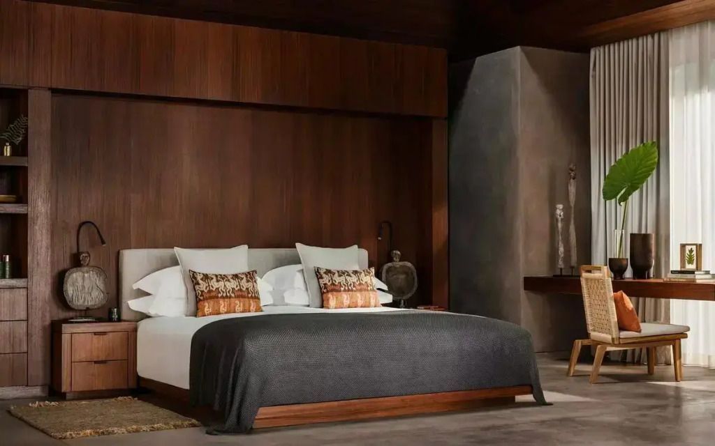 Luxuriöses Schlafzimmer mit Doppelbett und stilvollen Möbeln