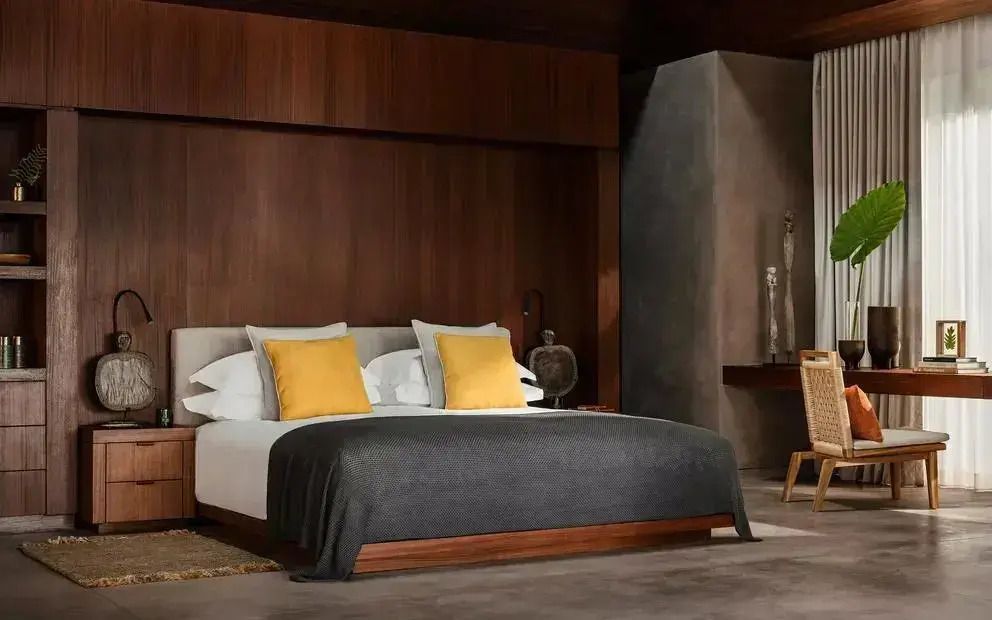 Modernes Doppelbett in Raum mit Holz- und Steinelementen
