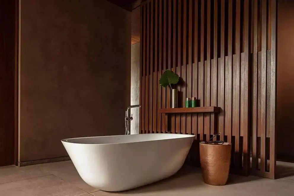 Modernes Bad mit freistehender Wanne und stilvollem Holzdekor