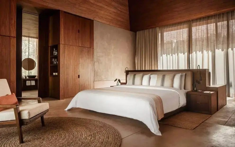 Luxuriöses Schlafzimmer mit großem Bett und Holzakzenten
