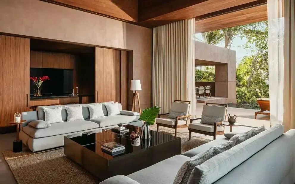 Moderner Wohnbereich mit Sofas und Blick auf Terrasse