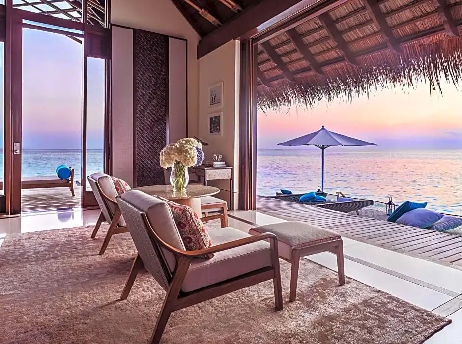 Wohnbereich der Villa mit direktem Blick auf das türkisfarbene Meer