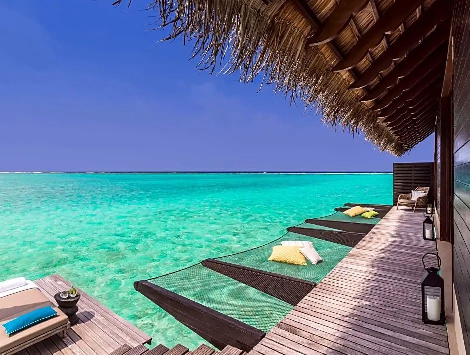 Türkisfarbenes Wasser und private Netze zum Entspannen über dem Meer
