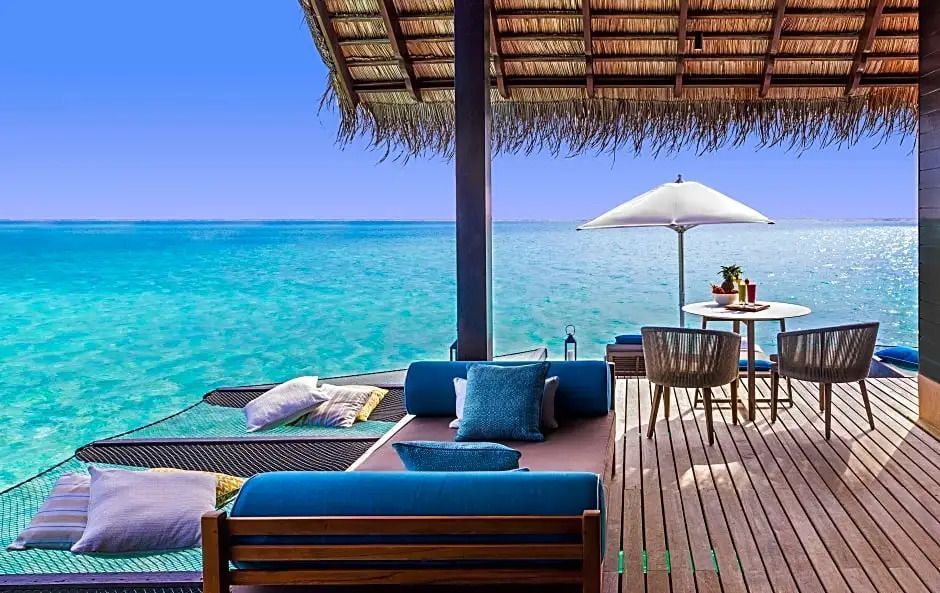 Komfortabler Loungebereich mit Blick auf den Ozean und Hängematten