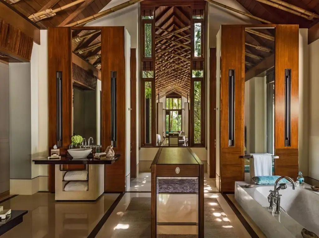 Elegantes Badezimmerdesign mit Spiegelsäulen und Holzelementen