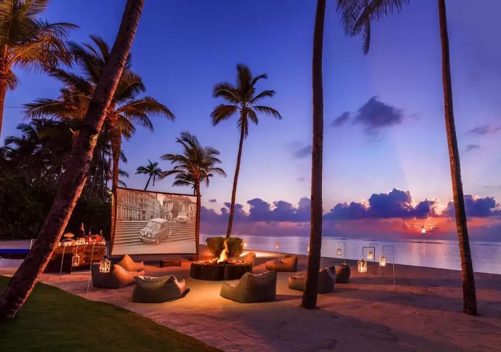 Open-Air-Kinomöglichkeit am Strand bei Sonnenuntergang