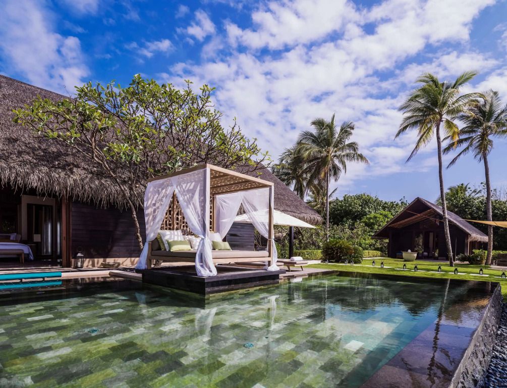 Privater Pool mit balinesischem Pavillon in tropischem Garten