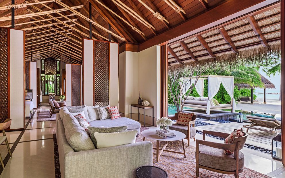 Eleganter Wohnbereich der Grand Villa mit Blick auf den privaten Pool