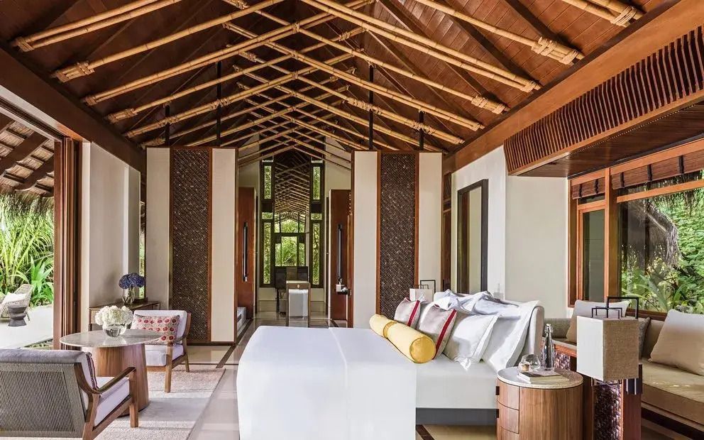 Luxuriöses Schlafzimmer mit Holzdach und stilvollem Interieur in der Villa