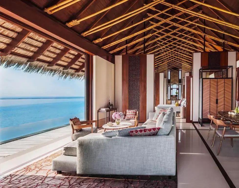 Offener Wohnbereich der Villa mit Panoramablick auf den Ozean und eleganter Einrichtung.