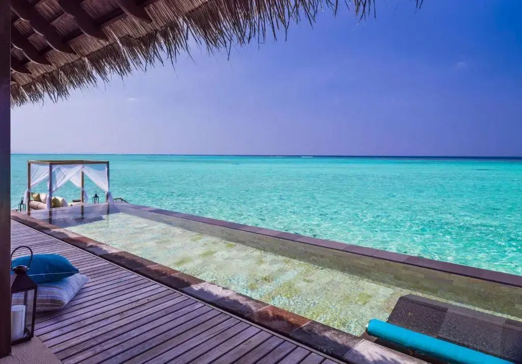 Privater Infinity-Pool auf der Terrasse der Villa direkt am türkisfarbenen Ozeanrand.