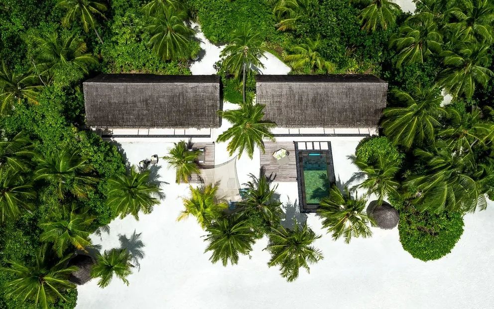 Luftbild von Villa mit Pool und tropischem Garten im One&Only Reethi Rah
