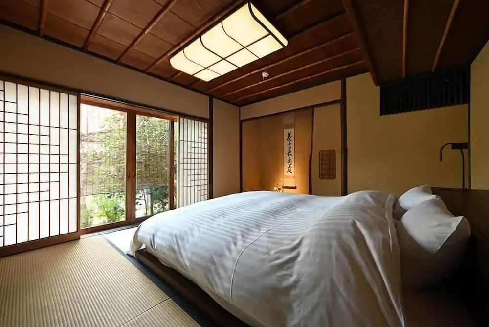 Japanisches Schlafzimmer mit Tatami-Boden und großem Bett