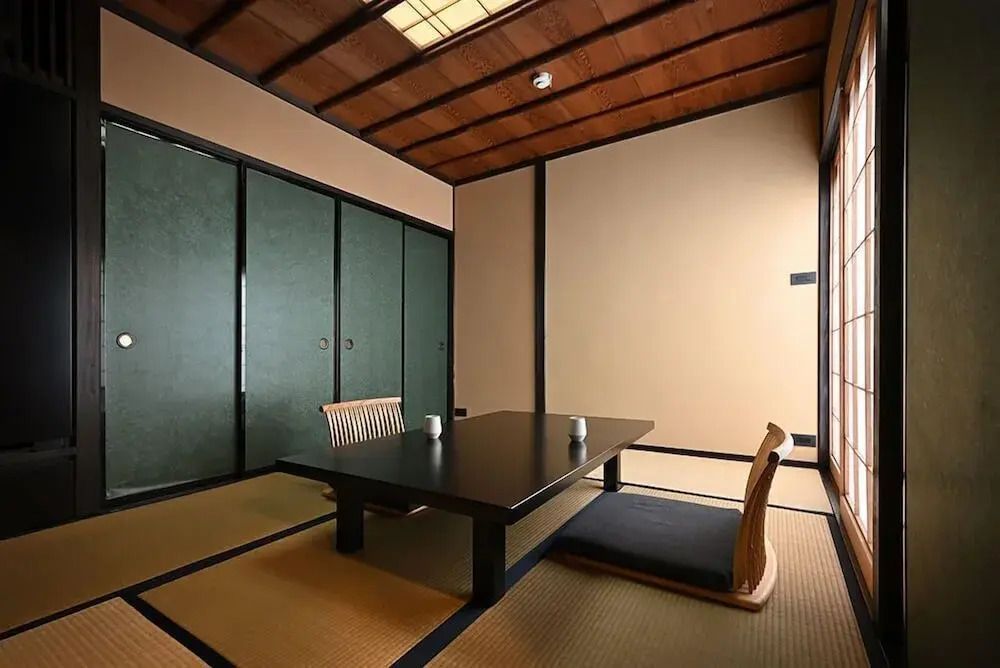 Traditionell eingerichteter Raum mit Tatami-Matten und niedrigem Tisch