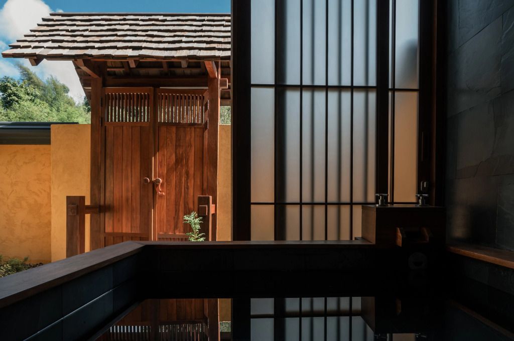 Entspannender Blick ins traditionelle Badezimmer mit Holzelementen