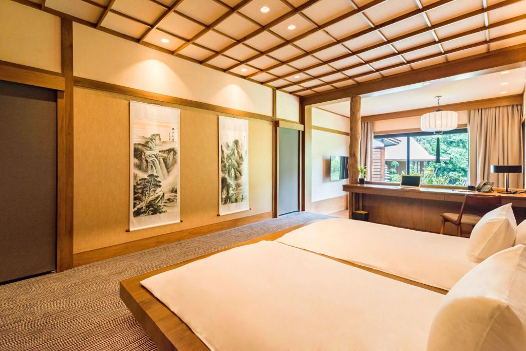 Elegantes Schlafzimmer mit japanischen Designelementen und Kunstwerken
