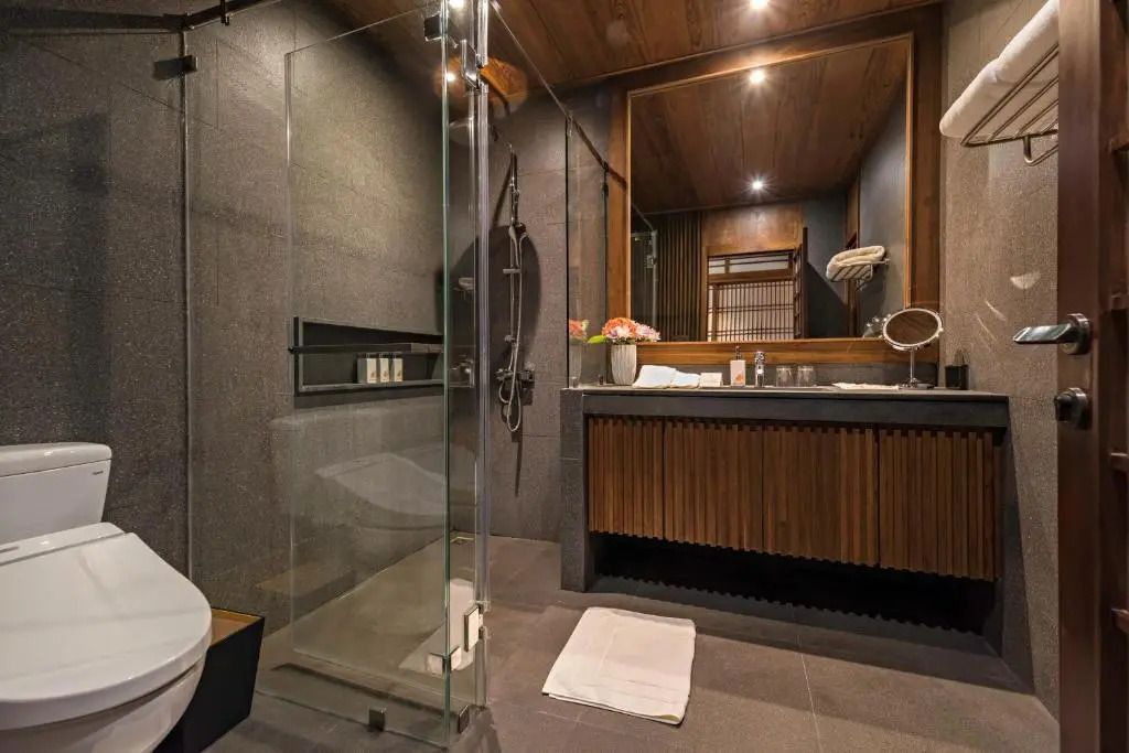 Modernes Badezimmer mit Glasdusche und stilvollem Waschbereich