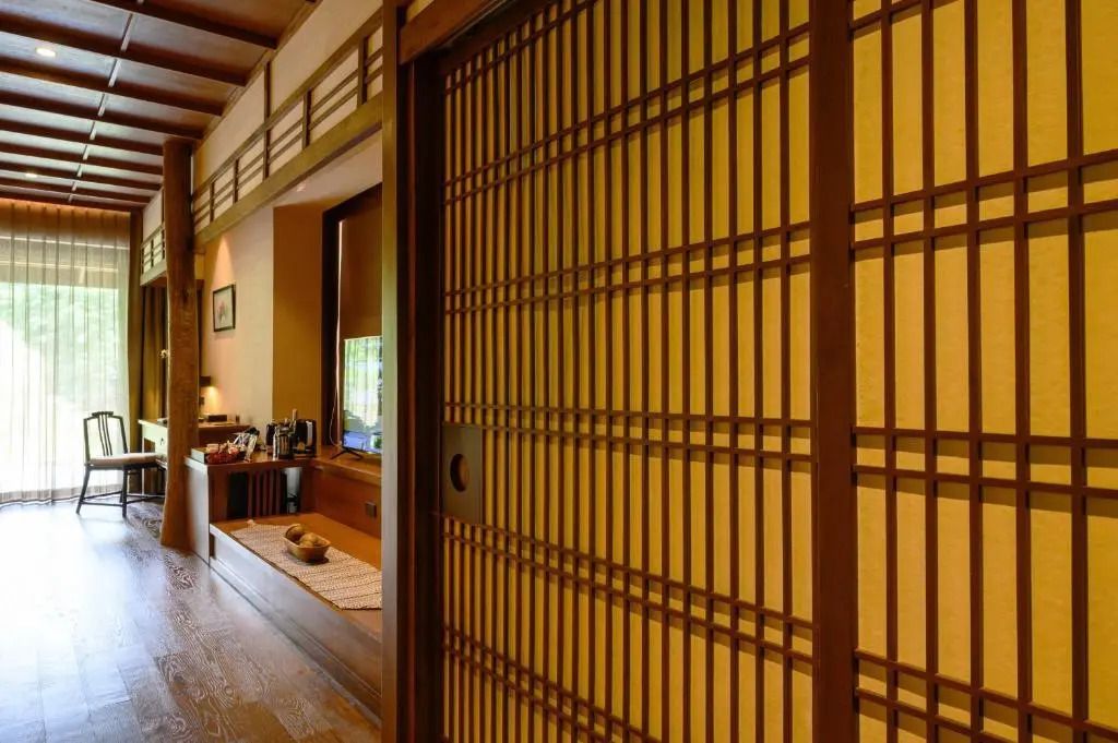 Traditionelles japanisches Schiebetür-Design in elegantem Zimmer