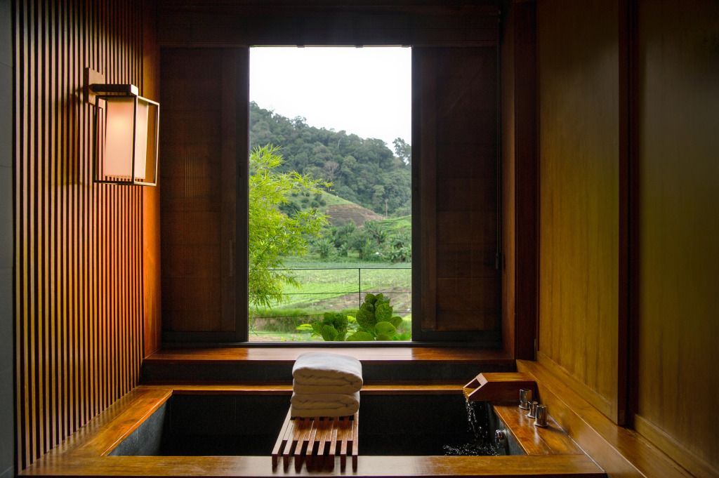 Badezimmer mit Landschaftsblick und traditionellem japanischem Design